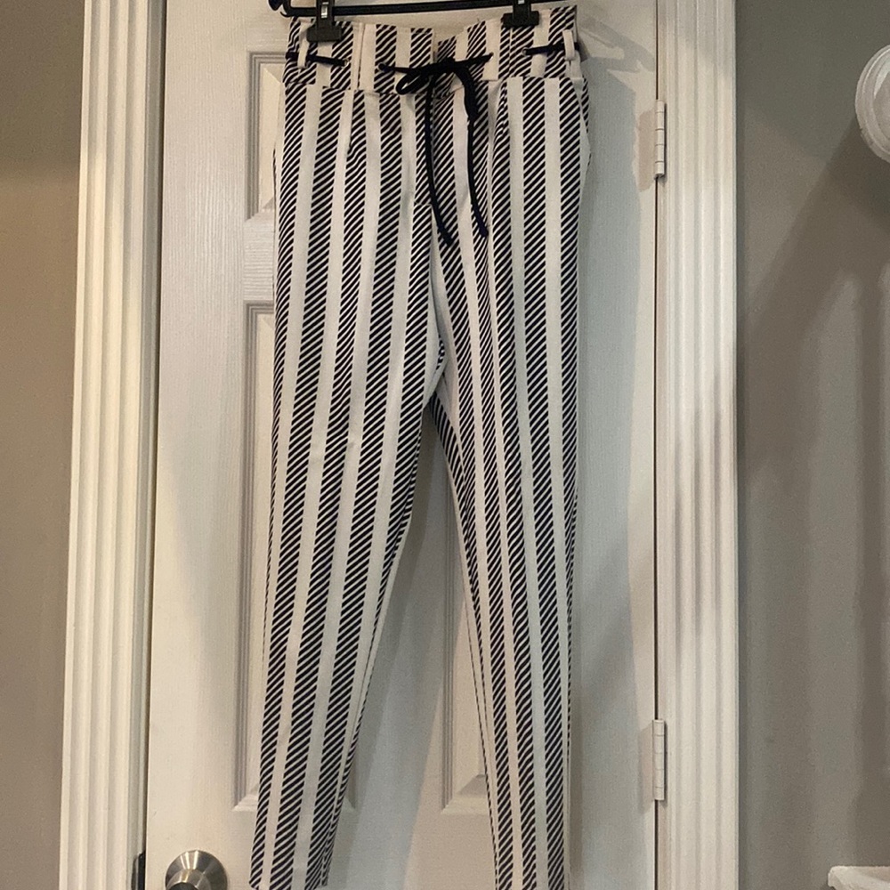 Ladies NY & CO slim leg pants NWT